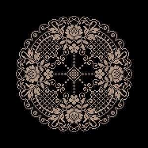 Puede incluir: Diseño detallado de un tapete circular en punto de cruz. El tapete presenta un patrón floral y geométrico beige sobre un fondo negro. El diseño incluye rosas, hojas y un borde festoneado.