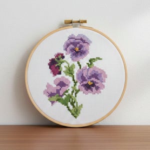 Korsstygnsmönster med violett blommönster – DIY-broderi (PDF, )