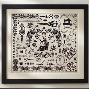 Peut inclure: Un cadre contenant une broderie au point de croix avec des motifs noirs sur un tissu clair. Le dessin représente une personne en train de coudre, entourée de machines à coudre, de ciseaux, de bobines, de fleurs et d'oiseaux.