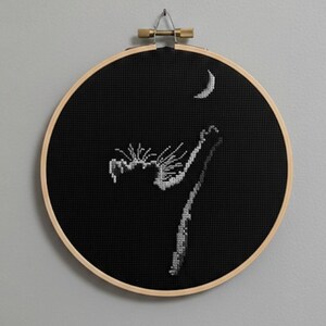 Korsstygnsmönster med svart katt och måne – Modernt DIY-broderi (PDF-mönster)