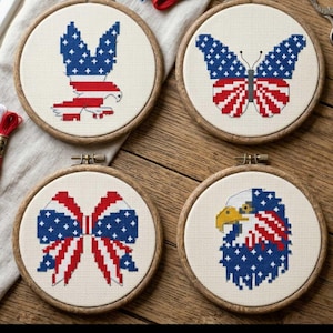 Puede incluir: Un letrero de madera hecho a mano con la palabra "Bienvenido" en una fuente juguetona. El letrero está pintado de blanco con un acabado envejecido y presenta un diseño floral en tonos rosas y verdes. Mide aproximadamente 30 cm de ancho.