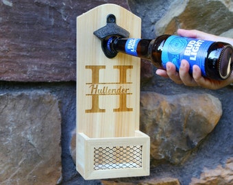 Personalisierter Bieröffner, Naturholz-Flaschenöffner, benutzerdefinierter an der Wand befestigter Öffner mit Cap Catcher-Sammler, Geschenk für ihn, Papa weiß