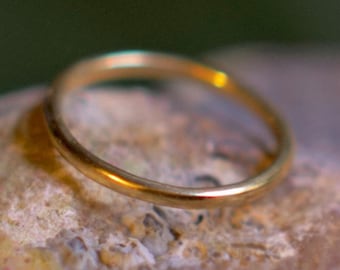 18K Solid Gold Stacking Ring / 1,5 mm 18K Solid Gold Skinny Stack Ring / Gold Round Band Ring/ High Polished Finish / Handmade in the UK