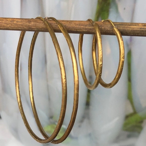 18 K Hand Hammered Gold Hoop Earrings / Classic Lightweigt Oversize Gold Hoop Earrings / Handmade UK Jewellery / Delicate Oversized Hoops