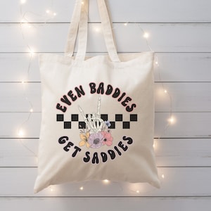 Sac fourre-tout Even Baddies Get Saddies, Sacs fourre-tout rigolos, Sacs fourre-tout pour la santé mentale, Cadeau sarcastique, Sacs à bandoulière tendance, Ambiance rocker girly