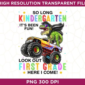 Può includere: Una grafica colorata con un dinosauro dei cartoni animati che guida un monster truck. Il testo recita "So Long Kindergarten It's Been Fun! Look Out First Grade Here I Come!"