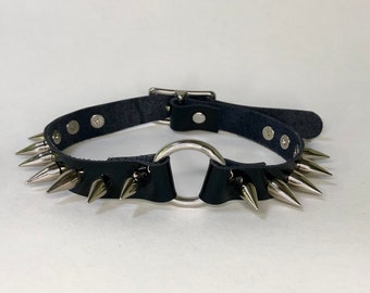 Handgemachter Halsreif aus schwarzem Lackleder. Kleiner Spiked Ring Choker Halskette - Unisex