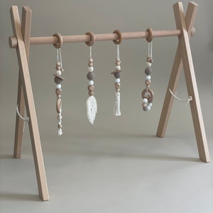 SPIELBOGEN aus Holz mit vier Anhänger ,,ＢＯＨＯ handgemacht, Baby Gym mit Makramee, Spieltrainer, Spieltrapez für Wickeltisch, Babyspielzeug Bild 5