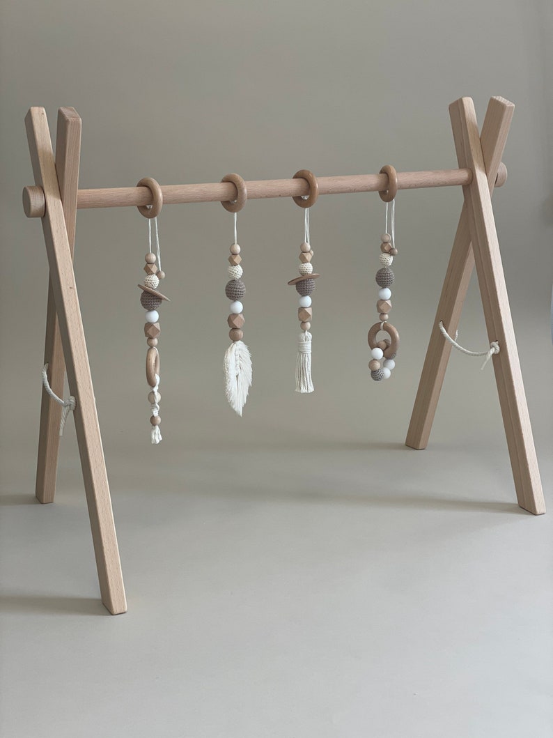 SPIELBOGEN aus Holz mit vier Anhänger ,,ＢＯＨＯ handgemacht, Baby Gym mit Makramee, Spieltrainer, Spieltrapez für Wickeltisch, Babyspielzeug Bild 5