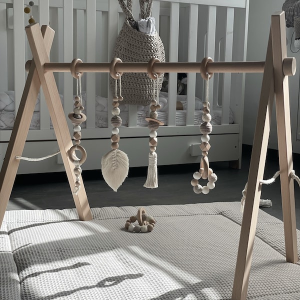 SPIELBOGEN  aus Holz mit vier Anhänger ,,ＢＯＨＯ“ handgemacht, Baby Gym mit Makramee, Spieltrainer, Spieltrapez für Wickeltisch, Babyspielzeug