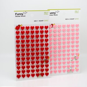 K&ouml;nnte beinhalten: Zwei Packungen Filz-Herz-Aufkleber. Eine Packung enth&auml;lt rote Herzaufkleber, die andere rosa Herzaufkleber. Auf der Verpackung steht "Funny Sticker World" und "FELT Sticker". Der Produktcode lautet "520-1 HEART [ETC]" und "520-4 HEART [ETC]"