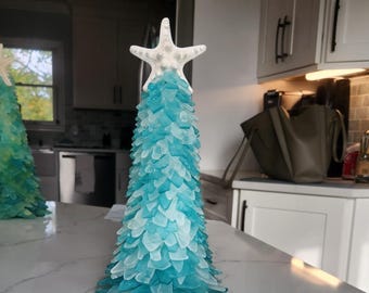 Árvore de vidro marinho azul glaciar, arte costeira com conchas