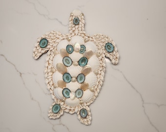 tartaruga marinha em mosaico de conchas branco azul decoração costeira