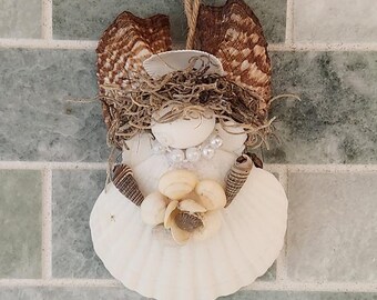 Enfeite de anjo em forma de concha