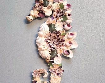 Mosaico de cavalo-marinho com flores de concha roxa, pérolas, ágata verde e coral.