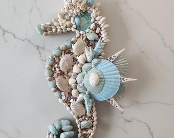 Mosaico de conchas de cavalo-marinho azul e branco com abalone.