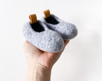 Light blue, baby booties, felt baby shoes, leather, baby shower gift, baby shoes, pregnancy announcement, Montessori shoes, handmade