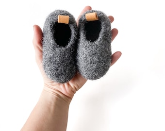 Gray, baby booties, felt baby shoes, leather, baby shower gift, baby shoes, pregnancy announcement, Montessori shoes, handmade