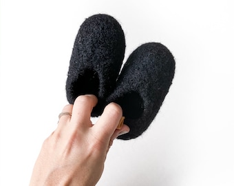 Black, baby booties, felted baby shoes, crib shoes, handmade baby gift, wool, baby moccs, moccasins, leather, baby shower gift, felt shoe