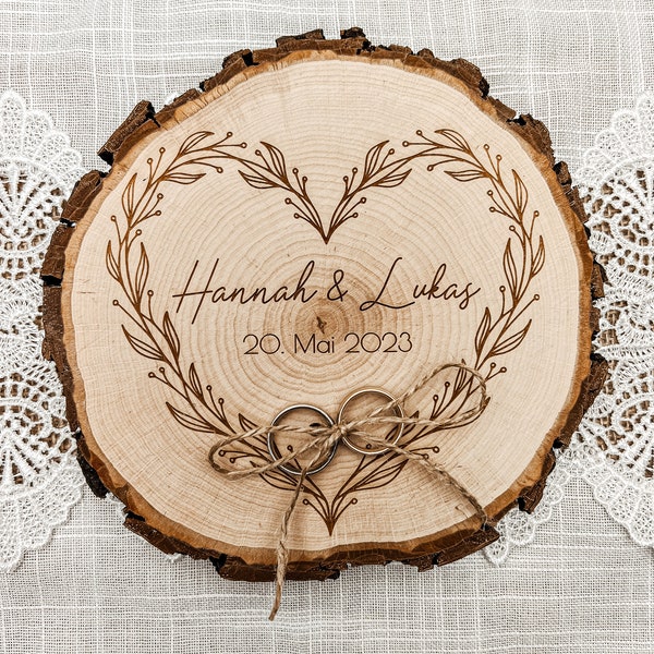 Ringkissen aus Holz mit Herzdesign & individueller Gravur | Ringkissen personalisiert