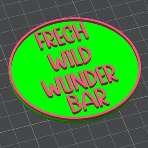 Könnte beinhalten: Ein kreisförmiges Schild mit einem leuchtend grünen Hintergrund und einem rosa Rand. Das Schild zeigt erhabene rosa Buchstaben, die in vier untereinander angeordneten Zeilen FRECH WILD WUNDER BAR lesen. Das Design liegt auf einem dunkelgrauen Raster.