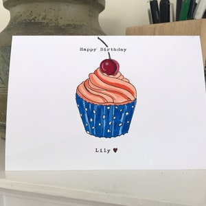 Cartão de aniversário de cupcake pintado à mão. Pode ser personalizado.