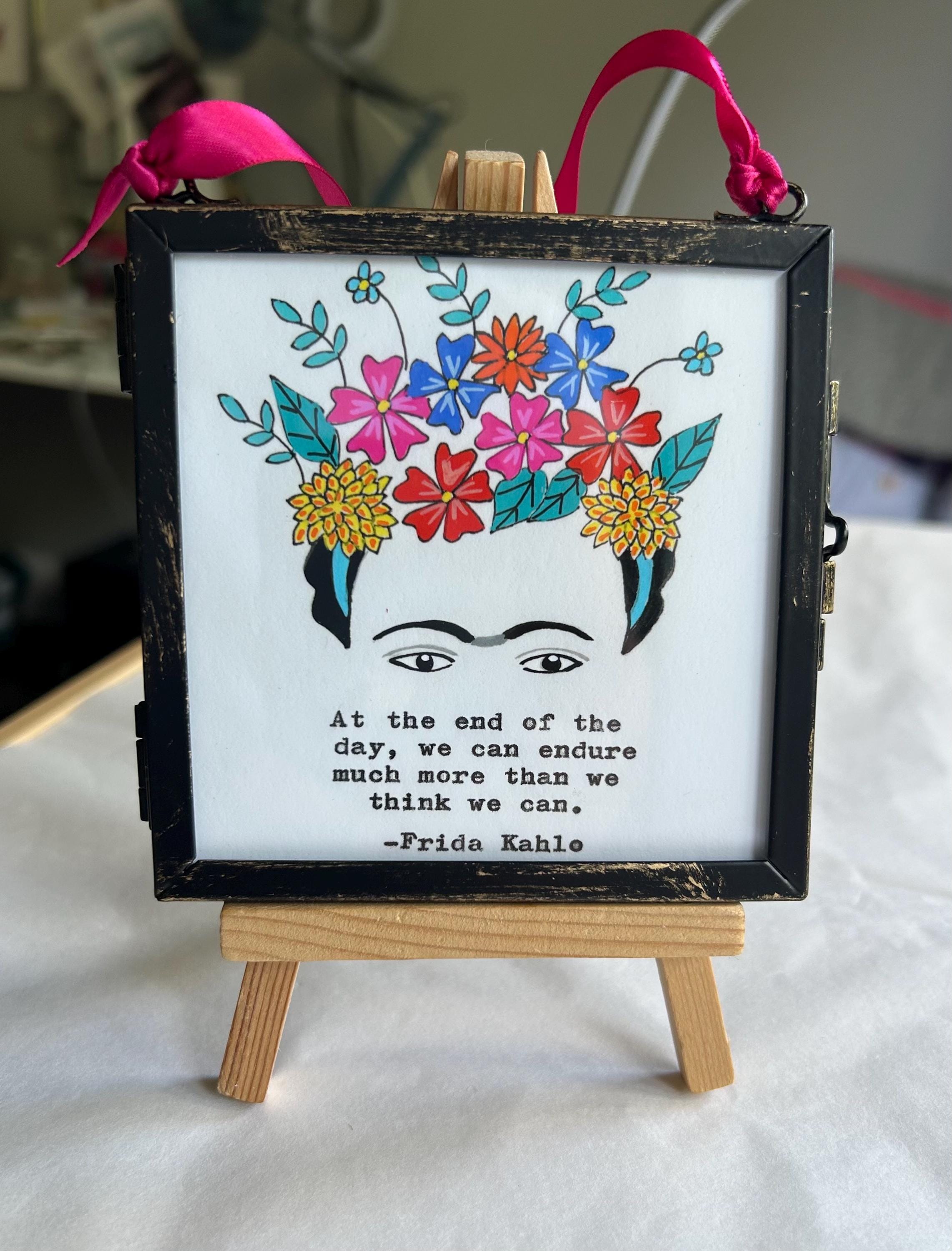 Mini impresión pintada a mano inspirada en Frida Kahlo con cita. Enmarcada  en un pequeño marco de vidrio para colgar. 10 x 10 cm. - Etsy México, image size:2283x3000