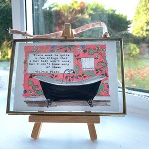 Gerahmte Handgemalte Badezimmer Kunst. Kunstdruck meiner Badezimmer Illustration mit Sylvia Plath Zitat. Gerahmt in einem 6 "x4" Messingrahmen