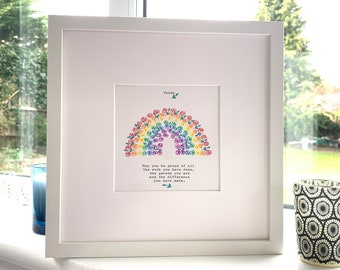 Ingelijst pensioencadeau, een handgeschilderde giclee print van mijn originele handgeschilderde regenboogkunst. Vintage getypte personalisatie. Keuze uit kozijnen