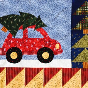 Könnte beinhalten: Ein rotes Auto mit einem weißen Schneeflockenmuster transportiert zwei grüne Weihnachtsbäume. Das Auto fährt auf einer weißen Fläche mit einem rot-goldenen Streifenrand. Der Hintergrund ist ein blauer und weiß gemusterter Stoff.