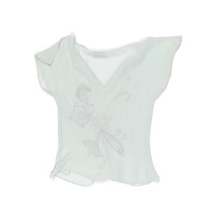 Puede incluir: Una blusa verde claro y transparente con cuello en V y mangas cortas. La blusa presenta un dise&ntilde;o floral en el centro, con detalles en rosa y blanco. La tela parece delicada y fluida, adecuada para climas c&aacute;lidos.
