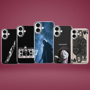 Pode incluir: Uma coleção de cinco capas de telefone com designs temáticos de filmes de terror. As capas exibem imagens de uma faca, a máscara Ghostface, uma figura em uma floresta escura, um personagem com um chapéu e um design de carta de baralho com um fantasma.