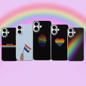 Könnte beinhalten: Fünf Handyhüllen mit farbenfrohen Designs. Eine Hülle hat einen Regenbogenstreifen und den Text "love is love". Eine andere hat eine Regenbogenflagge. Die anderen drei Hüllen haben einen Regenbogen-Fingerabdruck, ein Regenbogenherz und einen Regenbogenverlauf.