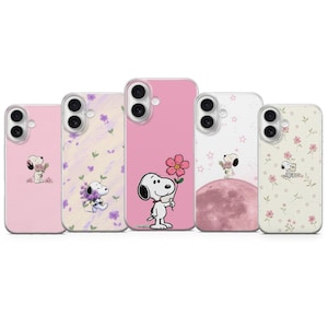 Könnte beinhalten: Fünf Handyhüllen mit Snoopy-Designs. Die Hüllen sind in Rosa und Creme gehalten und mit floralen und Snoopy-Grafiken versehen. Eine Hülle zeigt Snoopy mit einer Blume, während andere Snoopy mit Blumen oder auf einem Mond zeigen.