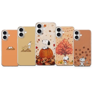 Könnte beinhalten: Fünf Handyhüllen mit herbstlichen Designs. Die Hüllen zeigen Snoopy-Charaktere mit Kürbissen, Blättern und Herbstfarben. Die Hüllen sind in Orange-, Beige- und Brauntönen gehalten.