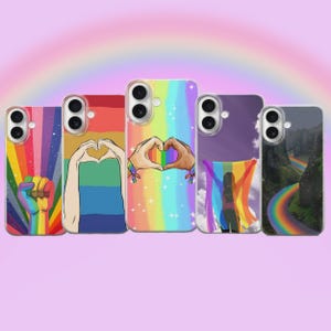Puede incluir: Cinco fundas para teléfono con diseños de arcoíris. Una funda presenta un puño arcoíris, otra muestra manos formando un corazón, y una tercera tiene manos formando un corazón con un arcoíris. Las otras dos fundas tienen diseños de arcoíris y paisajes.