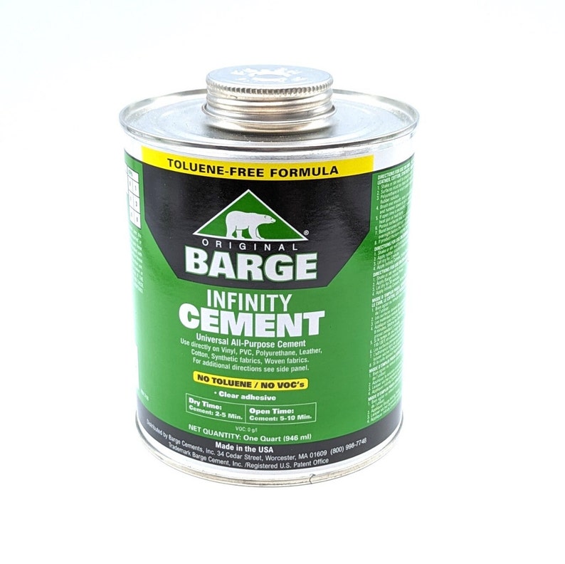 K&ouml;nnte beinhalten: Eine gr&uuml;ne und schwarze Dose Original Barge Infinity Cement, ein universeller Allzweck-Klebstoff. Die Dose ist mit dem Produktnamen, Anweisungen und einem Eisb&auml;ren-Logo beschriftet. Die Dose ist toluolfrei und enth&auml;lt keine VOCs. Sie hat ein Nettogewicht von einem Quart (946 ml).