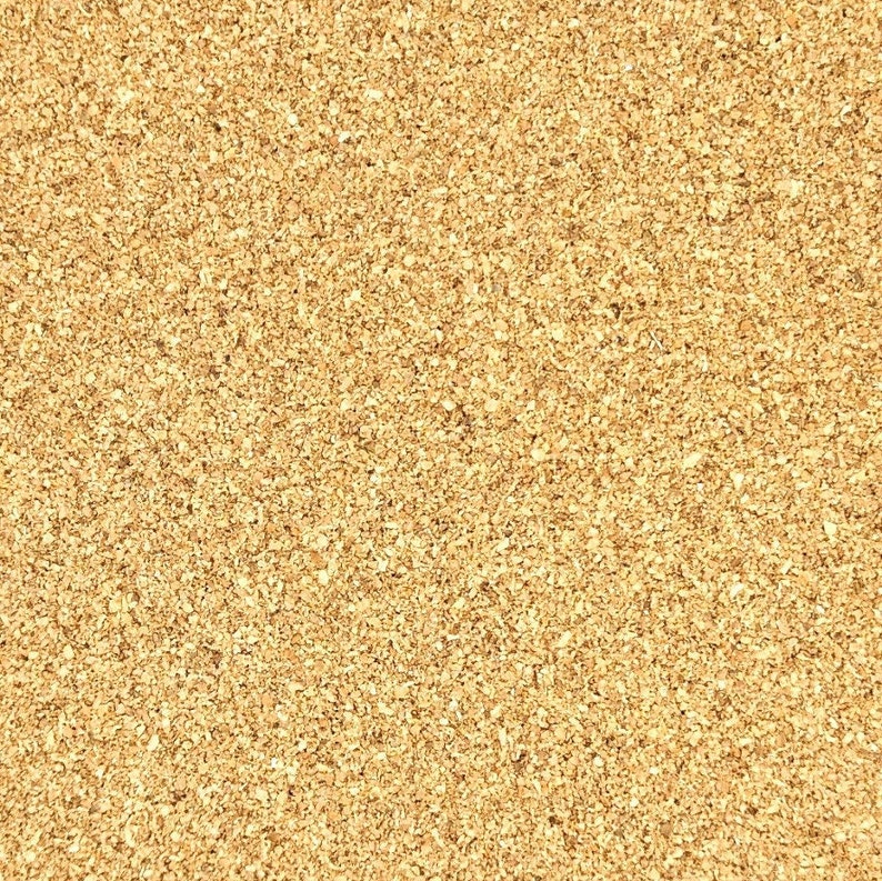 K&ouml;nnte beinhalten: Nahaufnahme einer Korkoberfl&auml;che. Die Oberfl&auml;che ist hellbraun und hat ein strukturiertes Aussehen. Die Korktafel besteht aus kleinen, unregelm&auml;&szlig;igen Korkst&uuml;cken.
