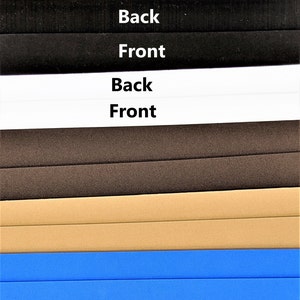 Pode incluir: Close-up de cinco amostras de tecido de diferentes cores. As amostras est&atilde;o dispostas em uma pilha vertical de cima para baixo: preto, branco, marrom, bege e azul. As palavras "Back" e "Front" est&atilde;o impressas nas duas amostras superiores.