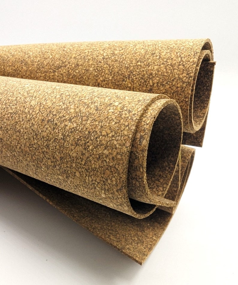 Puede incluir: Tres rollos de material de l&aacute;mina de corcho natural. El corcho es de color marr&oacute;n claro y tiene una textura rugosa.