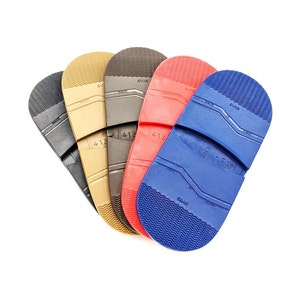 Peut inclure: Cinq semelles de chaussures de différentes couleurs : noir, beige, marron, rouge et bleu. Chaque semelle a une surface texturée et le texte "EVA" et "413" imprimé dessus.