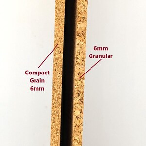 K&ouml;nnte beinhalten: Nahaufnahme eines Querschnitts aus Korkmaterial. Das Bild zeigt zwei unterschiedliche Schichten: eine Schicht mit kompakter K&ouml;rnung und eine granulare Schicht, jeweils 6 mm dick. Der Kork hat eine nat&uuml;rliche, hellbraune Farbe.