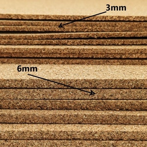 K&ouml;nnte beinhalten: Nahaufnahme von gestapelten Korkplatten, einige 3 mm und einige 6 mm dick. Der Kork hat eine nat&uuml;rliche, hellbraune Farbe und eine strukturierte Oberfl&auml;che. Die Platten sind ordentlich angeordnet.