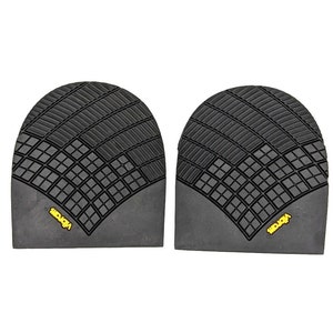 Op de afbeelding: Twee zwarte Vibram rubberen schoenzolen. Elke zool heeft een getextureerd rasterpatroon en het gele Vibram-logo. De zolen zijn ontworpen om aan de onderkant van schoenen te worden bevestigd.