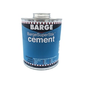 K&ouml;nnte beinhalten: Eine blaue und wei&szlig;e Dose Barge SuperStik Kleber. Die Dose ist mit dem Markennamen und dem Produktnamen sowie der Art des Klebers beschriftet: auf Urethanbasis. Die Dose ist ideal zum Verkleben einer Vielzahl von Materialien, darunter Polyurethan, Leder, Nylon, PVC, Filz und Kunststoff.