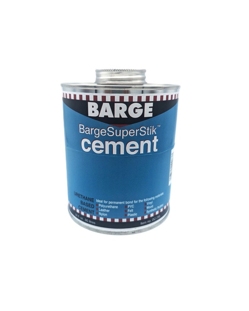 K&ouml;nnte beinhalten: Eine blaue und wei&szlig;e Dose Barge SuperStik Kleber. Die Dose ist mit dem Markennamen und dem Produktnamen sowie der Art des Klebers beschriftet: auf Urethanbasis. Die Dose ist ideal zum Verkleben einer Vielzahl von Materialien, darunter Polyurethan, Leder, Nylon, PVC, Filz und Kunststoff.