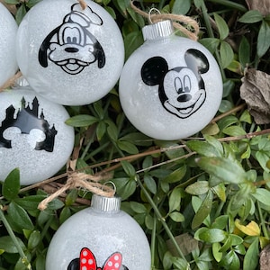 Set aus sechs (6) handgefertigten Mickey/Minnie Ornamenten