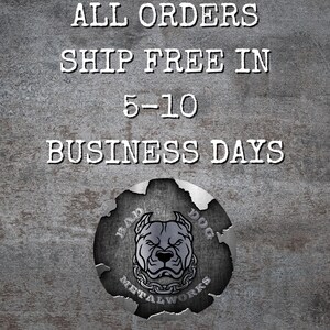 Puede incluir: Fondo met&aacute;lico envejecido con texto blanco: "TODOS LOS PEDIDOS SE ENV&Iacute;AN GRATIS EN 5-10 D&Iacute;AS H&Aacute;BILES". Un logotipo circular muestra una cabeza de perro y "BAD DOG METALWORKS".