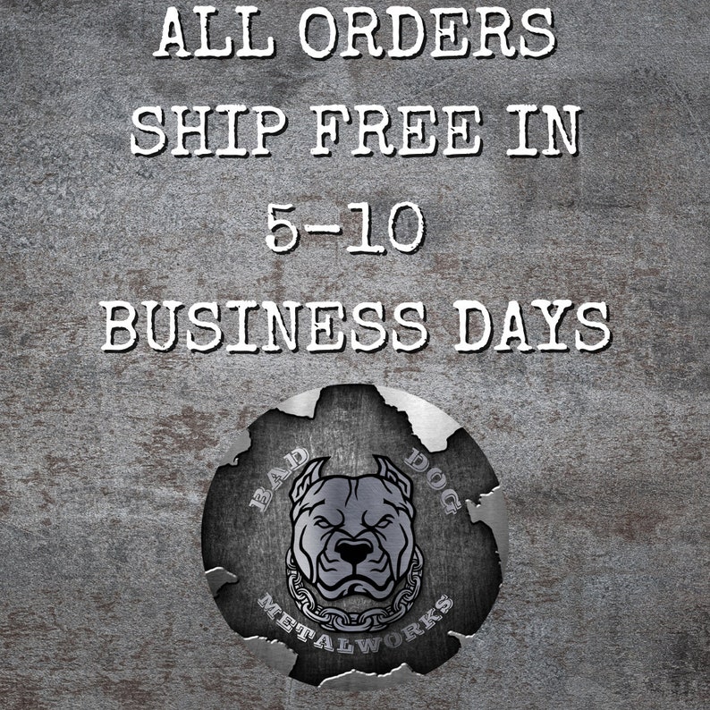 Puede incluir: Fondo met&aacute;lico envejecido con texto blanco: "TODOS LOS PEDIDOS SE ENV&Iacute;AN GRATIS EN 5-10 D&Iacute;AS H&Aacute;BILES". Un logotipo circular muestra una cabeza de perro y "BAD DOG METALWORKS".