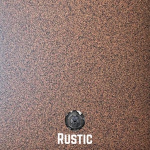 Puede incluir: Primer plano de una superficie texturizada con un patr&oacute;n moteado en tonos marrones y negros. La palabra "RUSTIC" se muestra en letras blancas en la parte inferior, con un emblema circular encima.